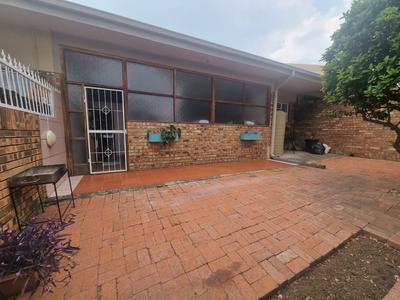 Townhouse For Sale in Standerton Central, Standerton