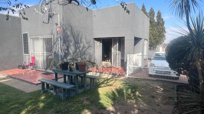 Townhouse For Sale in Standerton Central, Standerton
